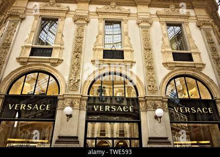 Mailand, Lombardei, Italien, 27.04.2019. Versace Shop in der Galleria Vittorio Emanuele II in Mailand. Die Galerie, am Ende der 1800er erbaut, ist eine Prüfung Stockfoto