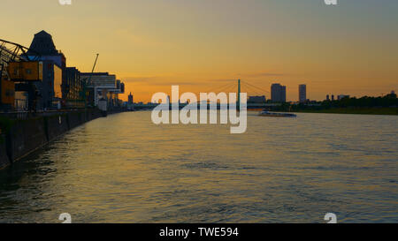 Schönen Sonnenuntergang über dem Rhein. Urbane Stadtbild von Köln, Nordrhein-Westfalen, Deutschland. Stockfoto