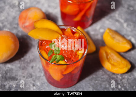 Zwei Gläser mit frischen, hausgemachten süßen Pfirsich Eistee oder Cocktail, Limonade mit Minze. Erfrischenden kalten Getränk. Summer Party. Stockfoto