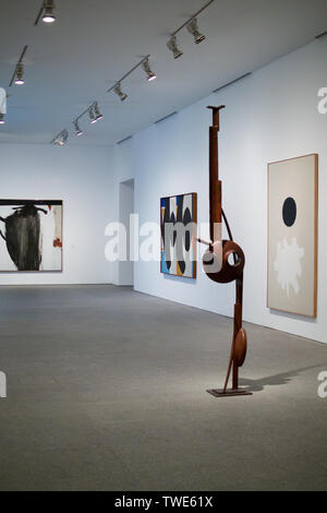 David Smith, Tanktotem VI Stahlskulptur, 1957 auf dem Display unter Gemälde in die Galerie der modernen Kunst Museo Nacional Centro de Arte Reina Sofía, Madrid Stockfoto