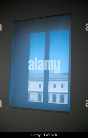 Fenster im ehemaligen Krankenhaus Gebäude mit natürlichem Tageslicht durch die lichtdurchlässige blinde Erstellen von Reflexionen und Schatten Stockfoto