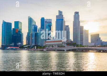 Skyline der Innenstadt von Singapur durch den Fluss bei Sonnenuntergang Stockfoto