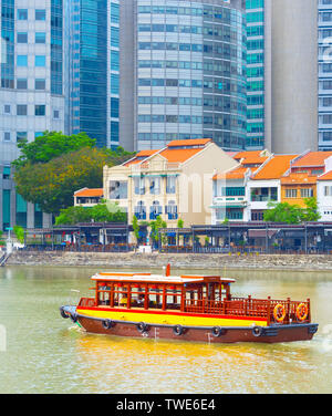 Touristenboot am Boat Quay Singapur Stockfoto