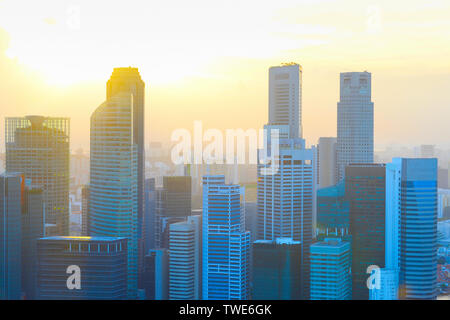 Sonnenuntergang über Singapore Downtown Core - moderne Finanzviertel in Singapur Stockfoto