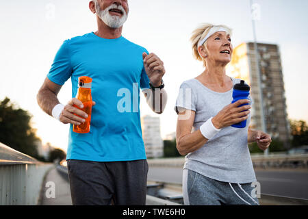 Reifes Paar Getränke Wasser Energie zu tanken und zu hydratisieren Stockfoto