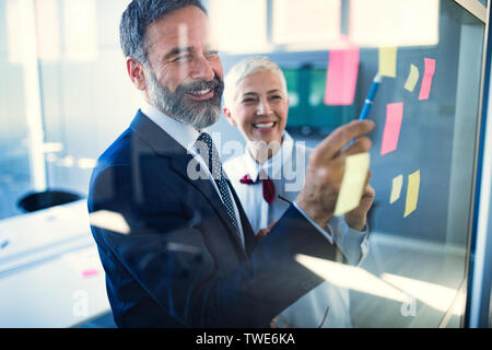 Senior Business Buchhalter zusammen bei modernen Büro arbeiten Stockfoto