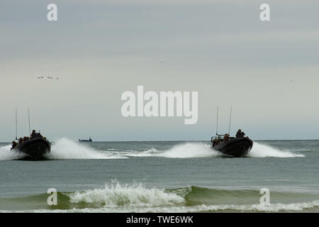 190616-N-MD 802-1075 Klaipeda, Litauen (16. Juni 2019) Offshore Streifzüge Handwerk (ORC) Boote von 539 Assault Squadron Royal Marines begann mit RFA Lyme Bay (L 3007) bereiten vor 13.00 British Royal Marines von Yankee Unternehmen, 45 Commando als Teil einer amphibischen Angriff für Übung BALTOPS Operationen (Ostsee) 2019. BALTOPS ist die wichtigste jährlich stattfindende Maritime - Übung in der baltischen Region konzentriert, das 47. Jahr einer der größten Übungen in Nordeuropa Verbesserung der Flexibilität und Interoperabilität zwischen Alliierten und Partner Nationen Kennzeichnung. (U.S. Marine Foto von Massenkommunikation Spezialist 3r Stockfoto