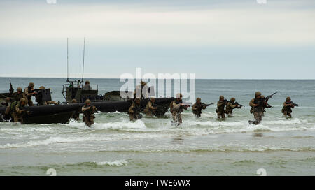 190616-N-MD 802-1102 Klaipeda, Litauen (16. Juni 2019) British Royal Marines von Yankee Unternehmen, 45 Commando 13.00 Offshore Streifzüge Handwerk (ORC) Boote von 539 Assault Squadron Royal Marines auf der RFA-Lyme Bay (L 3007) als Teil einer amphibischen Angriff für Übung BALTOPS Operationen (Ostsee) 2019 begonnen. BALTOPS ist die wichtigste jährlich stattfindende Maritime - Übung in der baltischen Region konzentriert, das 47. Jahr einer der größten Übungen in Nordeuropa Verbesserung der Flexibilität und Interoperabilität zwischen Alliierten und Partner Nationen Kennzeichnung. (U.S. Marine Foto von Mass Communication Specialist 3. Klasse Jac Stockfoto