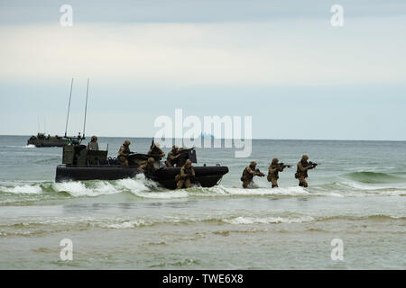 190616-N-MD 802-1095 Klaipeda, Litauen (16. Juni 2019) British Royal Marines von Yankee Unternehmen, 45 Commando 13.00 Offshore Streifzüge Handwerk (ORC) Boote von 539 Assault Squadron Royal Marines auf der RFA-Lyme Bay (L 3007) als Teil einer amphibischen Angriff für Übung BALTOPS Operationen (Ostsee) 2019 begonnen. BALTOPS ist die wichtigste jährlich stattfindende Maritime - Übung in der baltischen Region konzentriert, das 47. Jahr einer der größten Übungen in Nordeuropa Verbesserung der Flexibilität und Interoperabilität zwischen Alliierten und Partner Nationen Kennzeichnung. (U.S. Marine Foto von Mass Communication Specialist 3. Klasse Jac Stockfoto