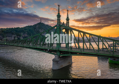 Budapest, Ungarn - schöne Sonnenuntergang über der Donau mit Liberty Bridge, Gellertberg und Freiheitsstatue im Hintergrund Stockfoto