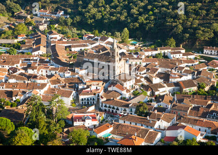 Obenliegende schrägen Winkel Ansicht des Dorfes Alajar, Sierra de Aracena, Provinz Huelva, Spanien Stockfoto