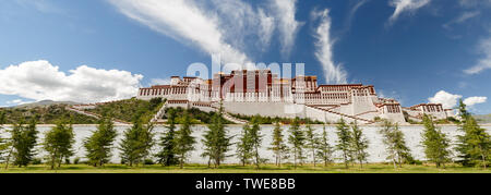 Panorama der Potala Palast mit Bäumen im Vordergrund. Ein UNESCO-Weltkulturerbe und wichtigen touristischen Zielort. Zentrum des Tibetischen buddishm.