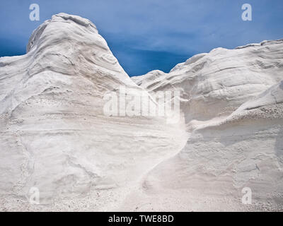 Weiße Vulkangestein gegen den blauen Himmel, Strand Sarakiniko Milos, Griechenland. Stockfoto