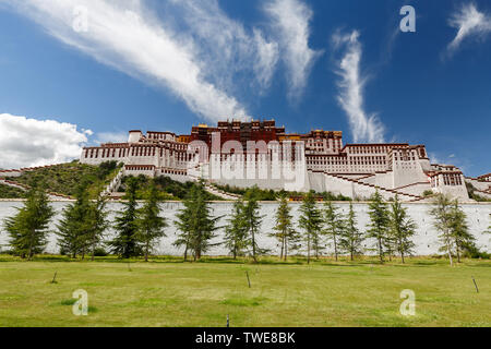 Vorderseite des Potala Palast mit blauem Himmel und Bäumen. Der Bau des Schlosses wurde im Jahr 1645 vom Fünften Dalai Lama gestartet. Der tibetische Buddhismus. Stockfoto