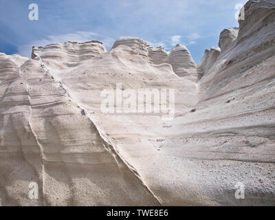 Weiße Vulkangestein gegen den blauen Himmel, Strand Sarakiniko Milos, Griechenland. Stockfoto