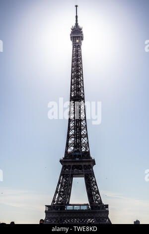 PARIS, FRANKREICH, Okt 2018 Paris Place du Trocadero, Eiffelturm, Sonnenstrahlen auf der Durchreise. Eiffelturm ist höchste Struktur in Paris Stockfoto