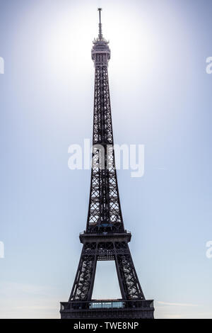 PARIS, FRANKREICH, Okt 2018 Paris Place du Trocadero, Eiffelturm, Sonnenstrahlen auf der Durchreise. Eiffelturm ist höchste Struktur in Paris Stockfoto