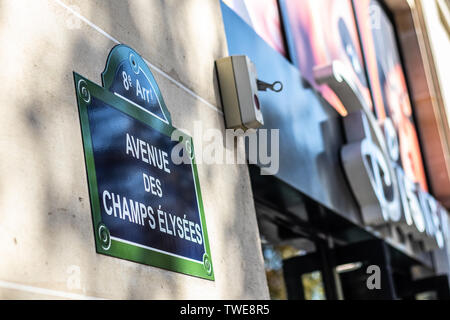 Paris, Frankreich, 11. Oktober 2018: Avenue des Champs-Elysees, der Name ist Französisch für den Elysischen Feldern, das Paradies für tote Helden in der Griechischen Mythologie Stockfoto