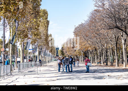 Paris, Frankreich, 11. Oktober 2018: Avenue des Champs-Elysees, der Name ist Französisch für den Elysischen Feldern, das Paradies für tote Helden in der Griechischen Mythologie Stockfoto