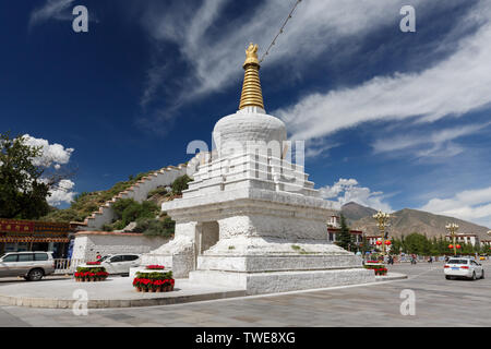 Anzeigen eines Stupa an einer der Hauptstraßen. Die Wände auf der linken und die Gebäude auf der rechten Seite des berühmten Potala Palast gehören. Stockfoto