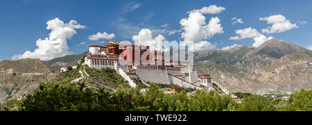 Panorama der Potala Palast, Tibet (China, Asien). Fantastische Foto des mächtigen Palast des Dalai Lama. Blauer Himmel, Wolken, extrem bunt. Stockfoto