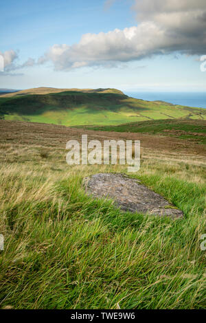 Licht und Schatten Karte die sanften Hügel von Antrim in der Nähe Ballygally an der Nord Küste von Antrim, Nordirland. Stockfoto