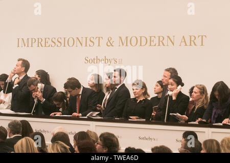 London, Großbritannien. 19. Juni 2019. Sotheby's Personal und Auktionatoren, Angebote über das Telefon an die impressionistischen und modernen Kunst Abend Auktion bei Sotheby's in London die sah £ 99 Mio. $ 124 Mio. Umsatz einschließlich von Claude Monet Nymphéas (1908), die unter den Hammer für £ 23,7 m - $ 29,8 m und von Modigliani Porträt eines anonymen Jugend (1918), für £ 18,4 Mio. $ 23,1 Mio. Kredit verkauft: Amer ghazzal/Alamy Leben Nachrichten ging Stockfoto