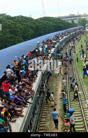 Home - Leute gebunden Kampf auf dem Dach eines Zuges am Flughafen Bahnhof vor der Eid-ul-Fitr. Dhaka, Bangladesch. Stockfoto