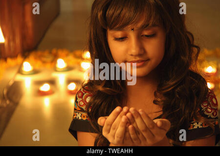 Mädchen, das während der Eid-Feier betet Stockfoto
