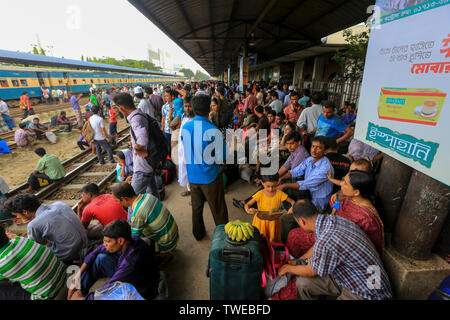 An das Haus gebundene Menschen warten auf Zug am Bahnhof vor der Eid-ul-Fitr. Dhaka, Bangladesch. Stockfoto