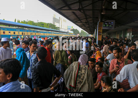 An das Haus gebundene Menschen warten auf Zug am Bahnhof vor der Eid-ul-Fitr. Dhaka, Bangladesch. Stockfoto