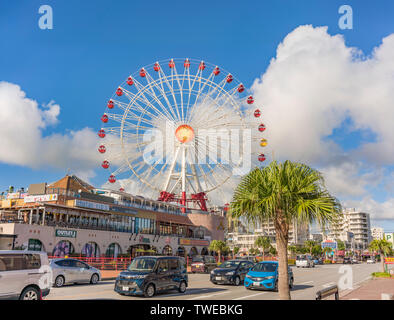 Mihama Karneval Park Riesenrad im amerikanischen Dorf Nachbarschaft von Naha City mit Palmen in der Nähe von Sunset Beach in Okinawa eingerichtet. Stockfoto