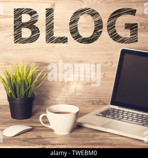 Blog Text mit Computer Tastatur, Tasse Kaffee und dem Blumentopf. Holztisch Hintergrund in Vintage getönt. Stockfoto