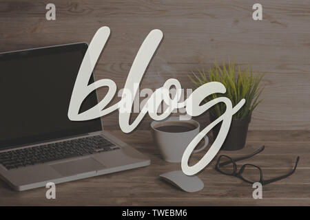 Blog Text mit Computer Tastatur, Tasse Kaffee und dem Blumentopf. Holztisch Hintergrund in Vintage getönt. Stockfoto