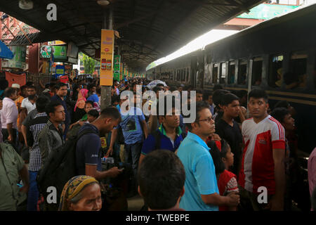 An das Haus gebundene Menschen warten auf Zug am Bahnhof vor der Eid-ul-Fitr. Dhaka, Bangladesch. Stockfoto