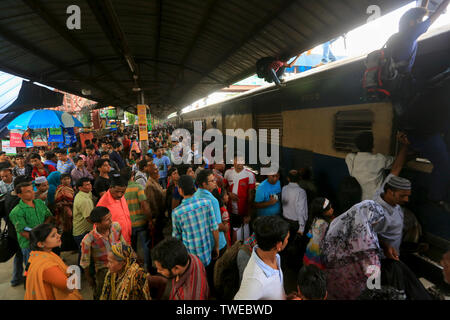 An das Haus gebundene Menschen warten auf Zug am Bahnhof vor der Eid-ul-Fitr. Dhaka, Bangladesch. Stockfoto