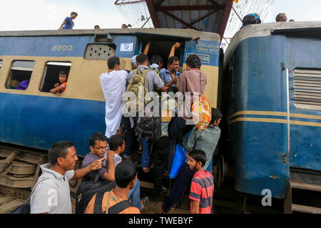 Home - Leute gebunden Kampf auf dem Dach eines Zuges am Flughafen Bahnhof vor der Eid-ul-Fitr. Dhaka, Bangladesch. Stockfoto