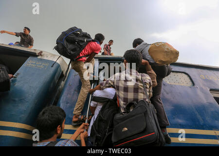 Home - Leute gebunden Kampf auf dem Dach eines Zuges am Flughafen Bahnhof vor der Eid-ul-Fitr. Dhaka, Bangladesch. Stockfoto