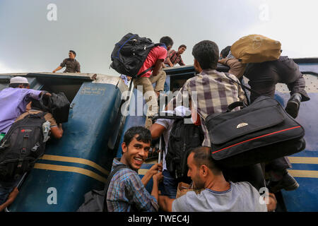 Home - Leute gebunden Kampf auf dem Dach eines Zuges am Flughafen Bahnhof vor der Eid-ul-Fitr. Dhaka, Bangladesch. Stockfoto