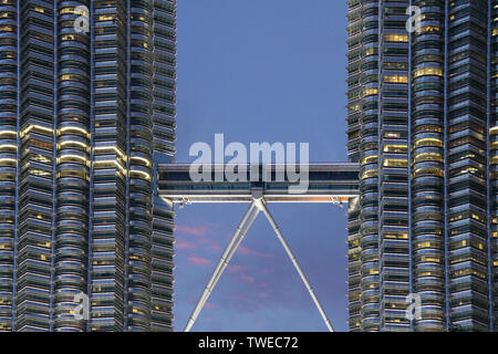 Niedrige Ansicht einer Brücke, die zwei Türme verbindet, Petronas Twin Towers, Kuala Lumpur, Malaysia Stockfoto