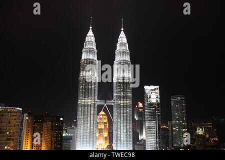 Nachts beleuchtete Wolkenkratzer, Petronas Twin Towers, Kuala Lumpur, Malaysia Stockfoto