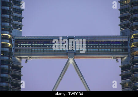 Niedrige Ansicht einer Brücke, die zwei Türme verbindet, Petronas Twin Towers, Kuala Lumpur, Malaysia Stockfoto