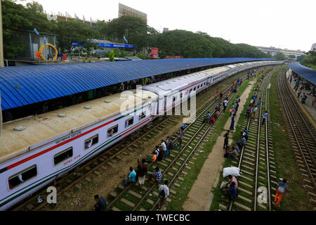 Förderungsbedürftiger Menschen warten, Zug auf die Gleise am Flughafen Bahnhof vor der Eid-ul-Fitr. Dhaka, Bangladesch Stockfoto