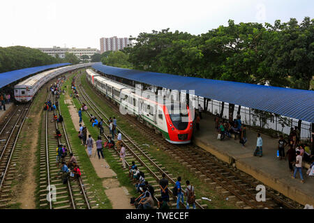 Förderungsbedürftiger Menschen warten, Zug auf die Gleise am Flughafen Bahnhof vor der Eid-ul-Fitr. Dhaka, Bangladesch Stockfoto