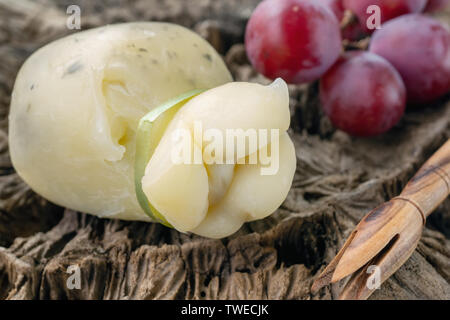 Frischen, traditionellen Süditalienischen Kuh oder Ziegen- und Schafskäse semi-soft Caciocavallo, Scamorza ist einsatzbereit. Stockfoto