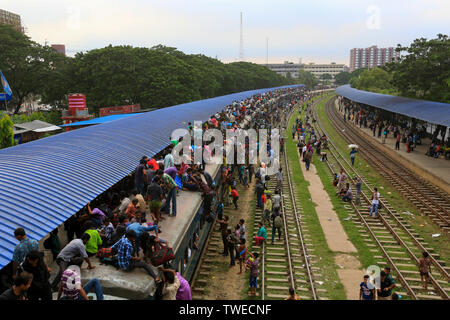 Home - Leute gebunden Kampf auf dem Dach eines Zuges am Flughafen Bahnhof vor der Eid-ul-Fitr. Dhaka, Bangladesch. Stockfoto