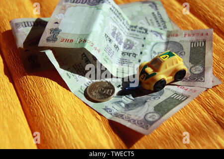 Spielzeugauto mit indischen Banknoten Stockfoto