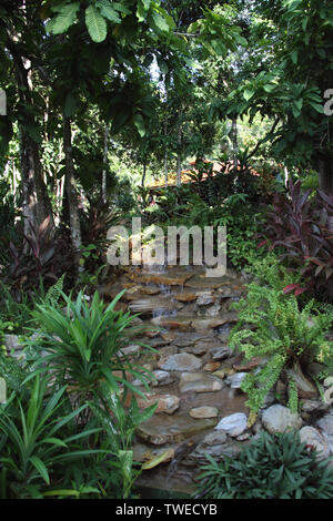 Wasser fließt durch Felsen, Malaysia Stockfoto