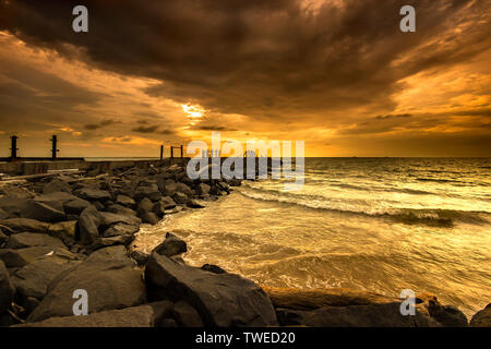 Tanjung Bungah waterfront bei Sonnenuntergang Stockfoto