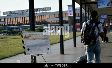 20. Juni 2019, Brandenburg, Schönefeld: Zeichen auf dem Flughafen Berlin-Schönefeld auf die fehlenden S-Bahn Anbindung. Eine erhöhte Anzahl von Passagieren ist mit dem Beginn der Saison erwartet. Foto: Bernd Settnik/dpa-Zentralbild/dpa Stockfoto